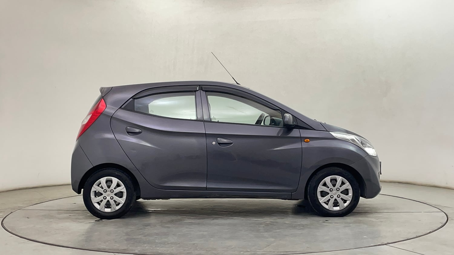 Used 2018 Hyundai Eon Sportz Petrol Manual exterior RIGHT SIDE VIEW