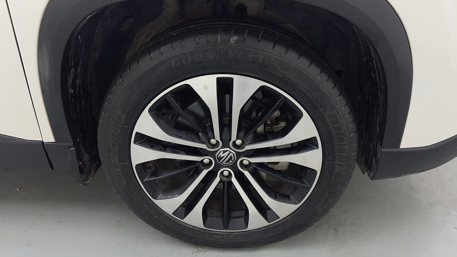 Used 2023 MG Motors Hector 1.5 Sharp CVT Dual Tone Petrol Automatic tyres RIGHT FRONT TYRE RIM VIEW