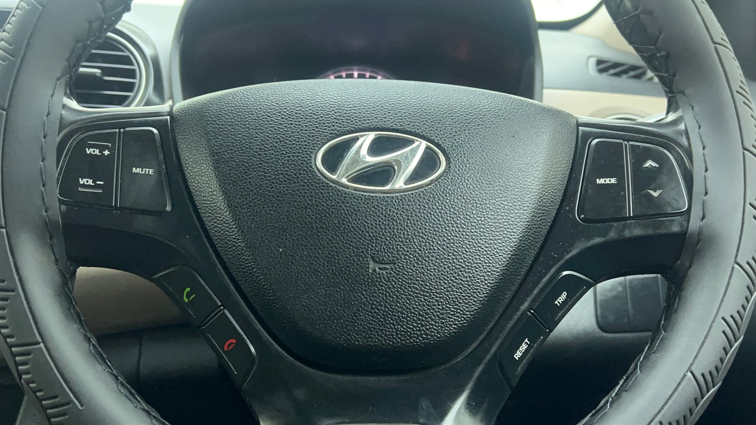 Used 2016 Hyundai Grand i10 Asta 1.2 Kappa VTVT Petrol Manual top_features Steering mounted controls