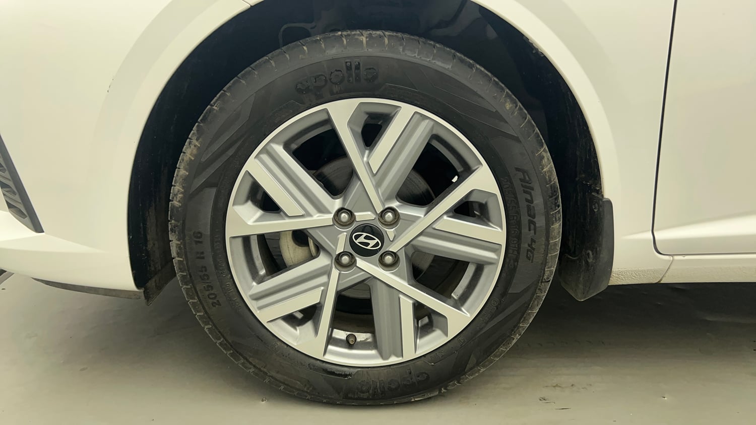 Used 2024 Hyundai Verna SX 1.5 Petrol MT Petrol Manual tyres LEFT FRONT TYRE RIM VIEW
