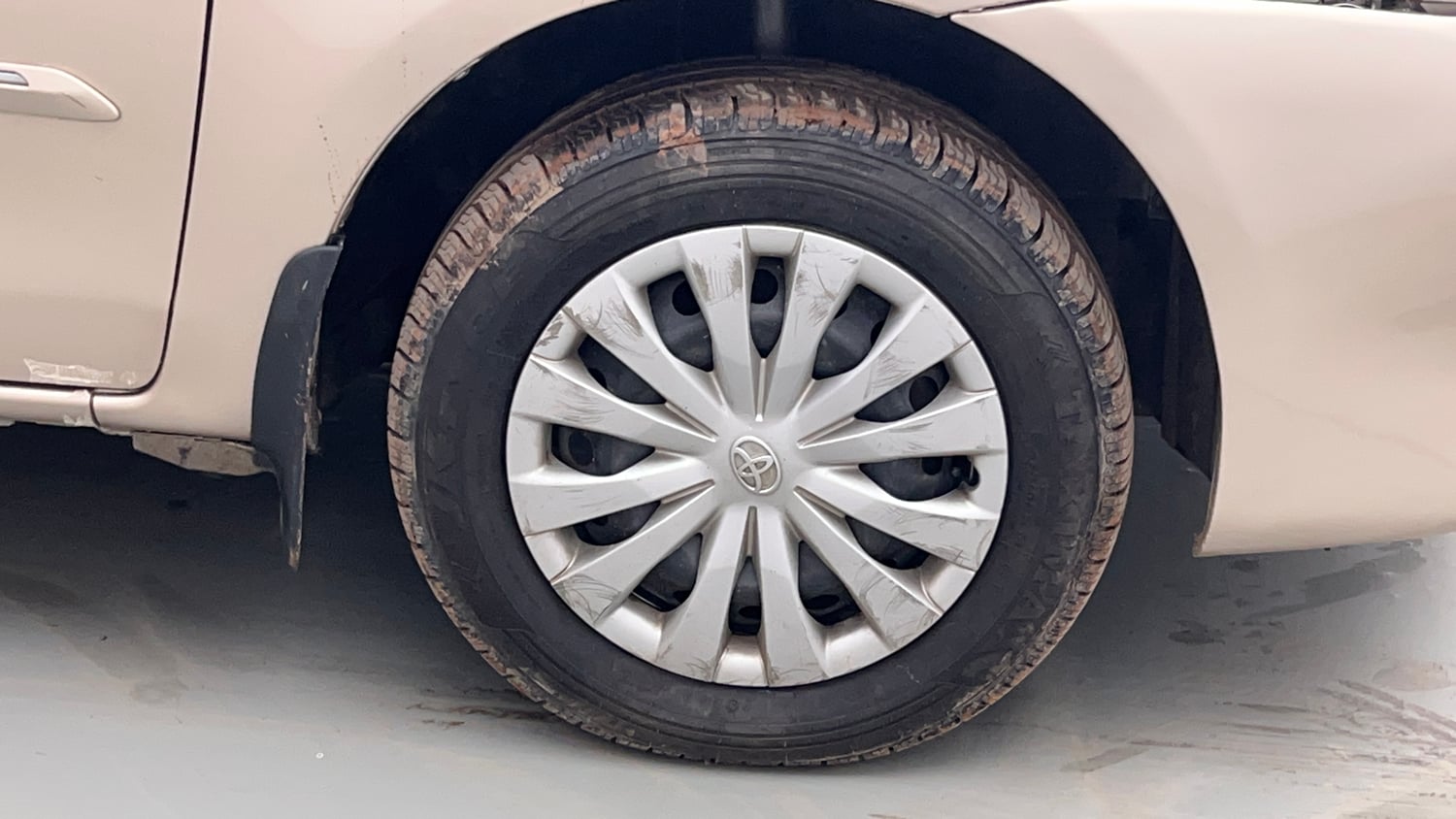 Used 2013 Toyota Etios G Petrol Manual tyres RIGHT FRONT TYRE RIM VIEW