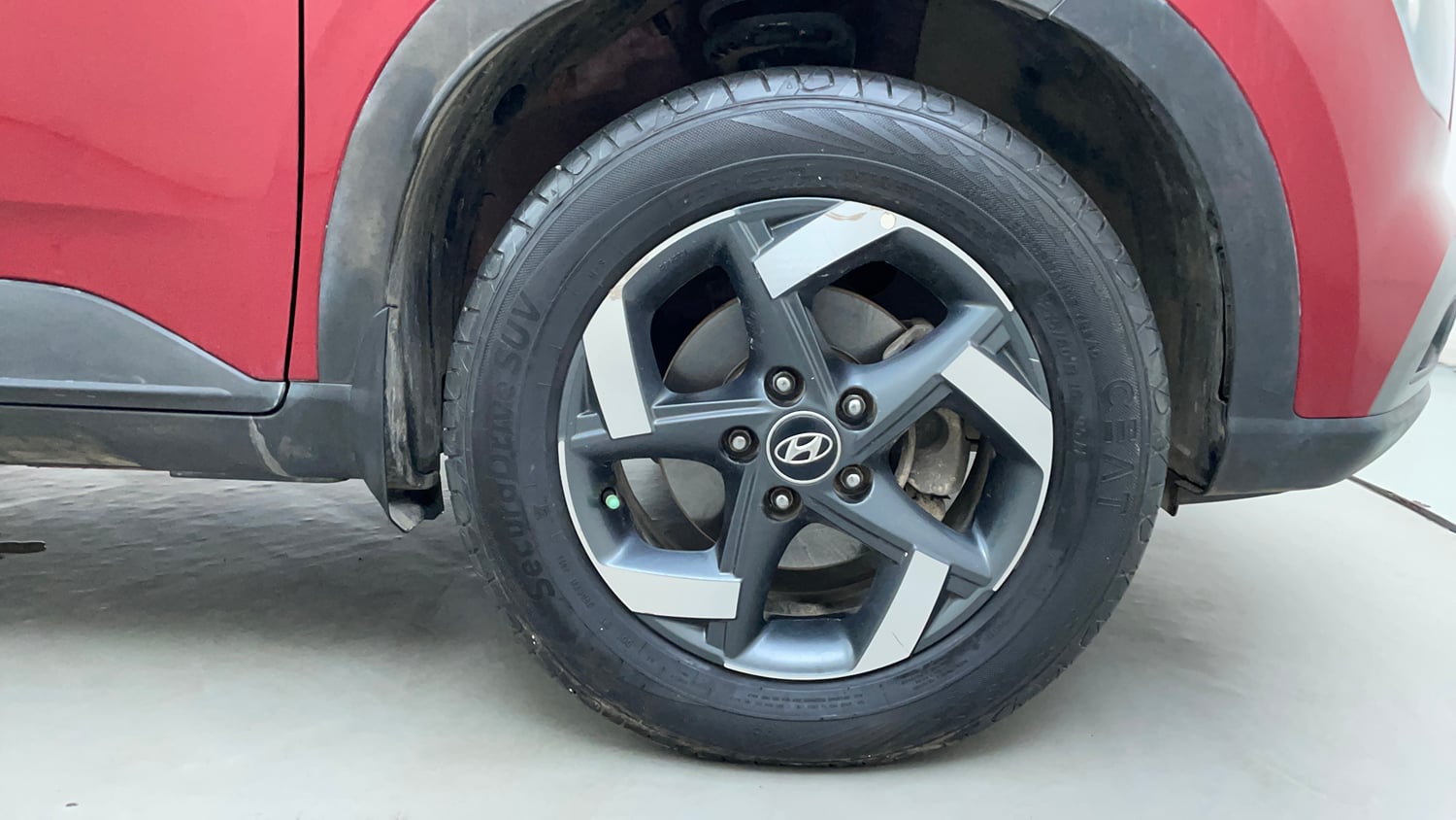 Used 2019 Hyundai Venue SX Plus 1.0 Turbo DCT Petrol Automatic tyres RIGHT FRONT TYRE RIM VIEW