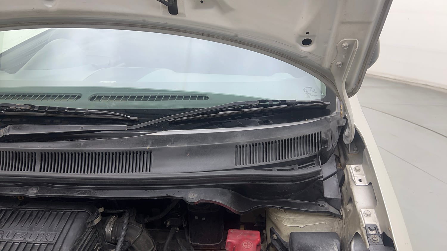 Used 2013 Maruti Suzuki Ritz Lxi BS-IV Petrol Manual engine ENGINE LEFT SIDE HINGE & APRON VIEW