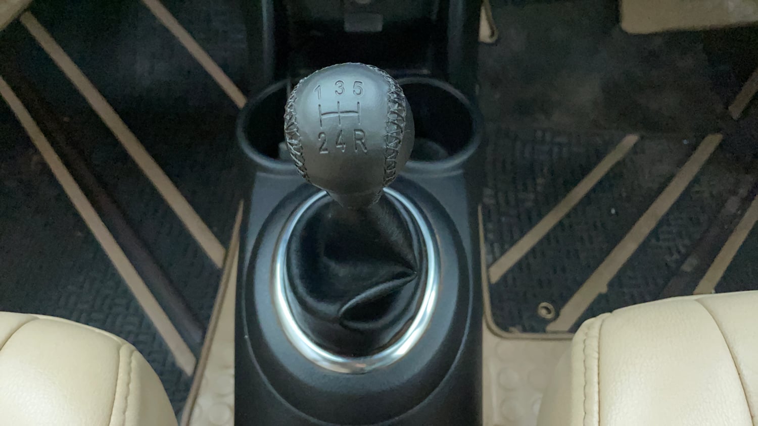 Used 2014 Honda Mobilio V Petrol Petrol Manual interior GEAR  KNOB VIEW