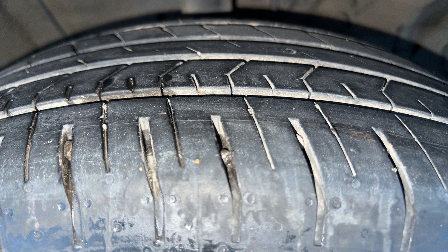 Used 2024 Hyundai Alcazar Executive 1.5 Petrol MT 7STR Petrol Manual tyres RIGHT FRONT TYRE TREAD VIEW
