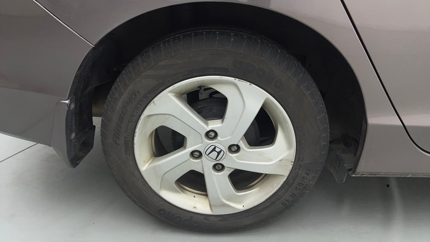 Used 2014 Honda City VX CVT Petrol Automatic tyres RIGHT REAR TYRE RIM VIEW