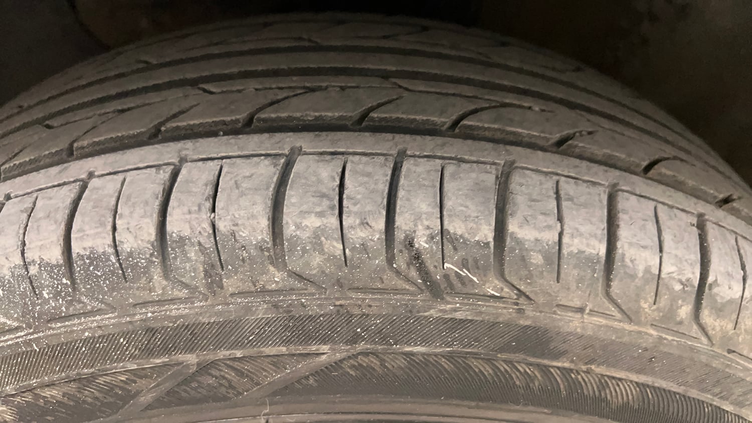 Used 2016 Hyundai Elite i20 Sportz 1.2 Petrol Manual tyres LEFT FRONT TYRE TREAD VIEW