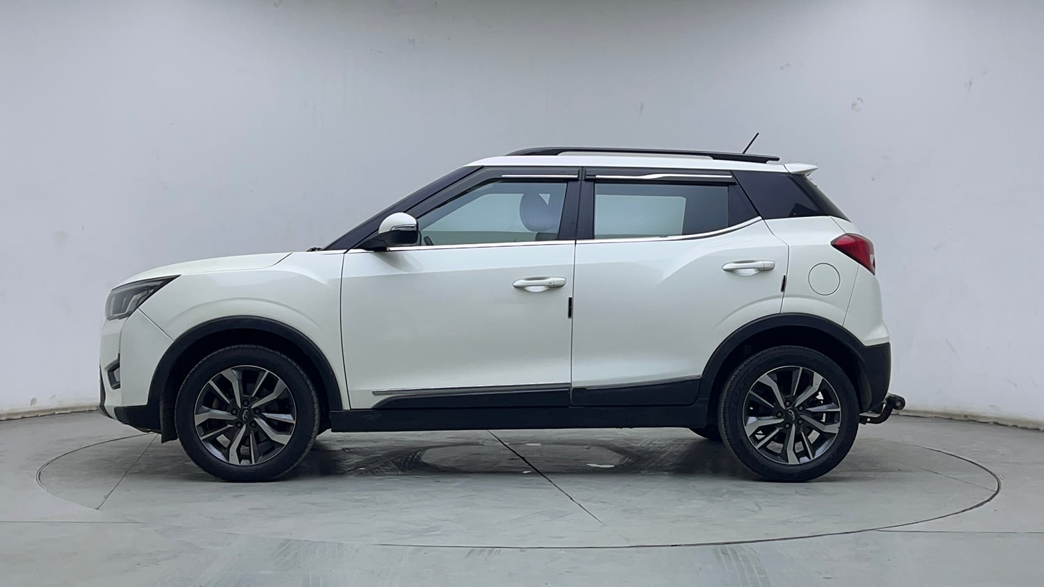 Used 2021 Mahindra XUV 300 W8 (O) 1.5 Diesel AMT Diesel Automatic exterior LEFT SIDE VIEW