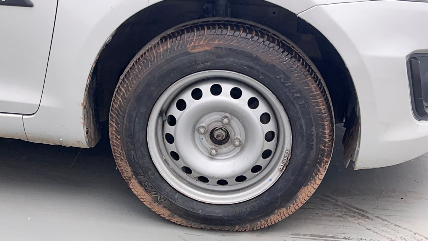 Used 2017 Maruti Suzuki Swift Lxi (O) Petrol Manual tyres RIGHT FRONT TYRE RIM VIEW