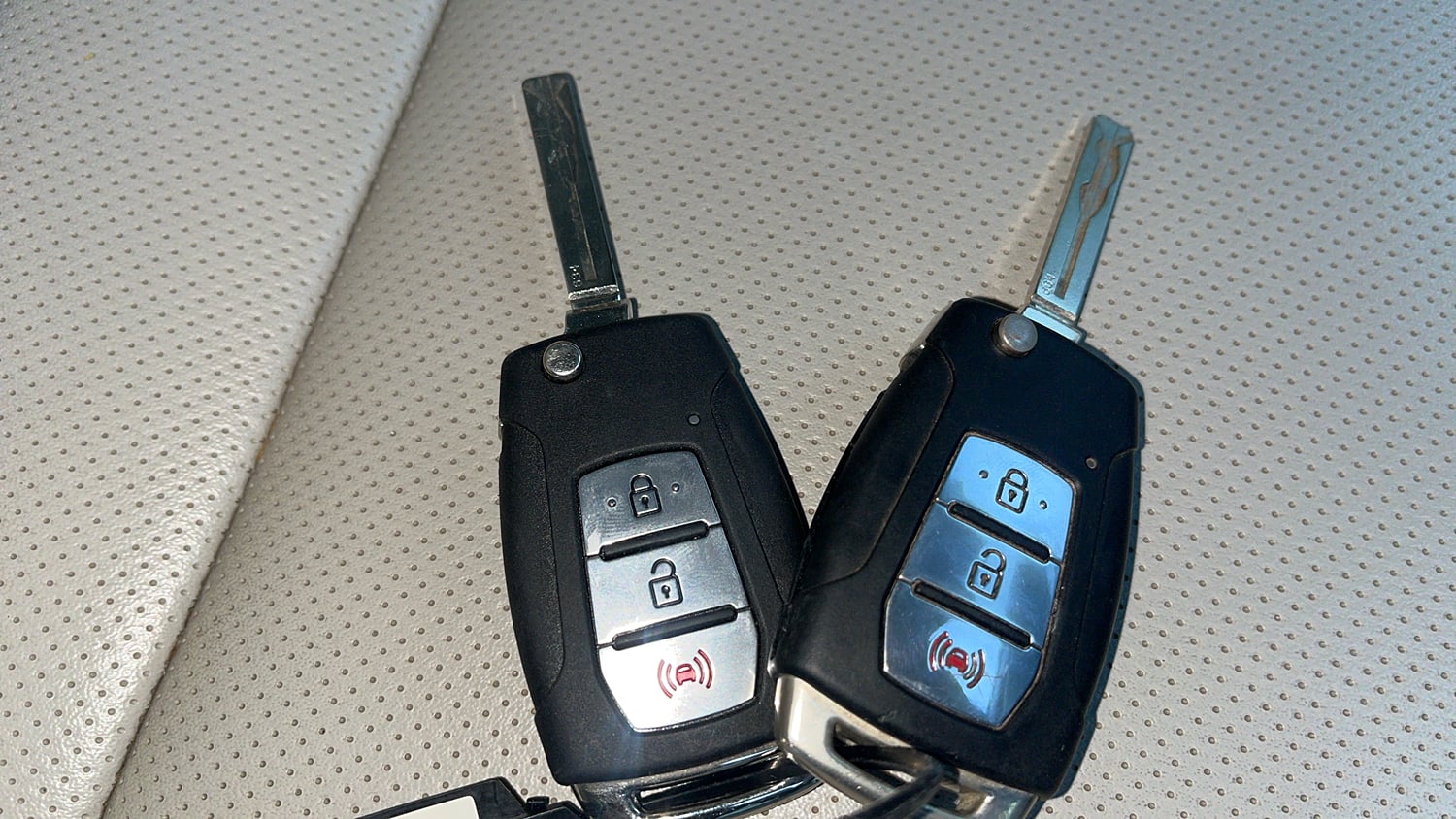 Used 2021 Mahindra XUV 300 W8 (O) 1.5 Diesel AMT Diesel Automatic extra CAR KEY VIEW