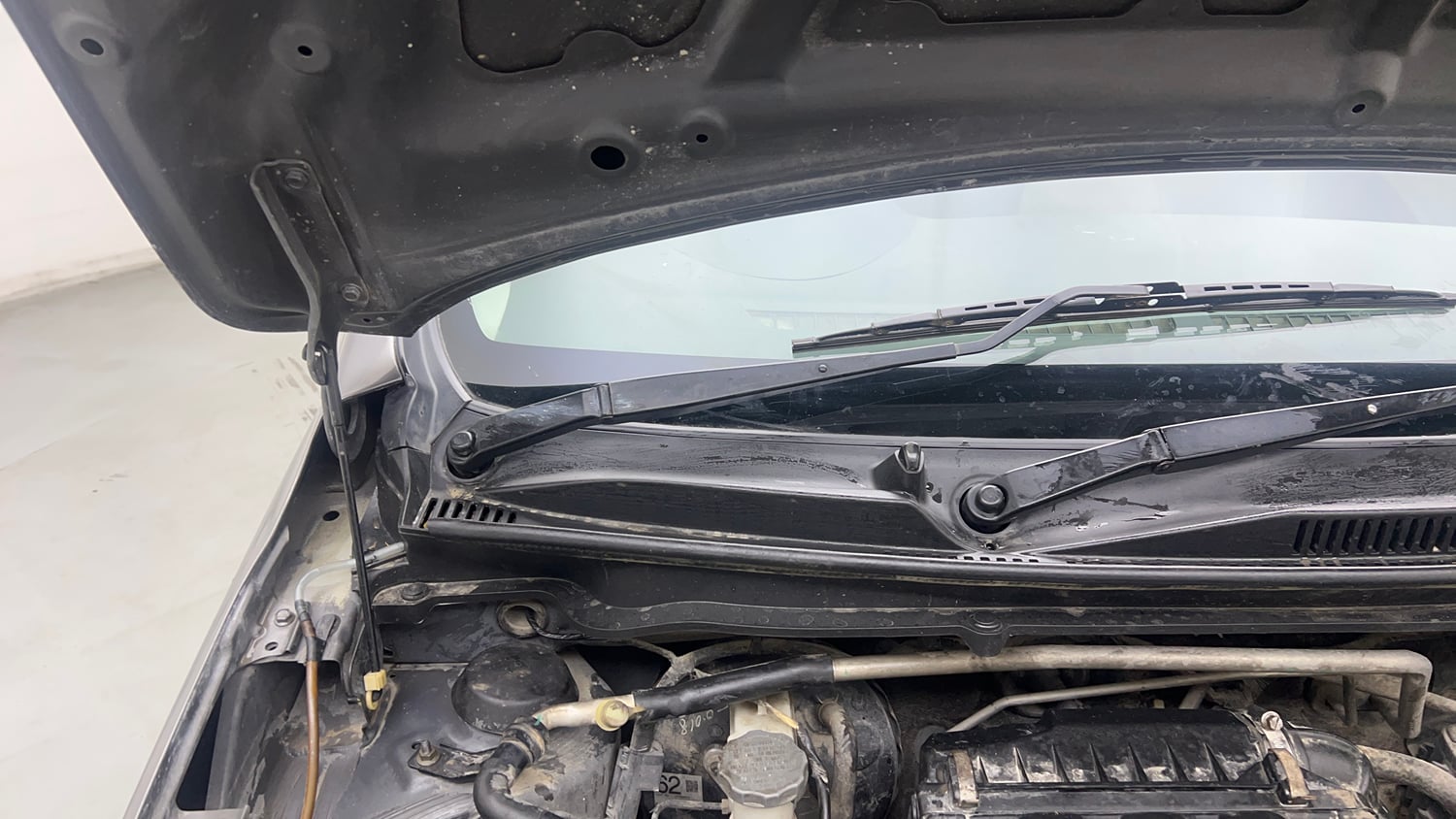 Used 2016 Maruti Suzuki Celerio VXi CNG Cng Manual engine ENGINE RIGHT SIDE HINGE & APRON VIEW