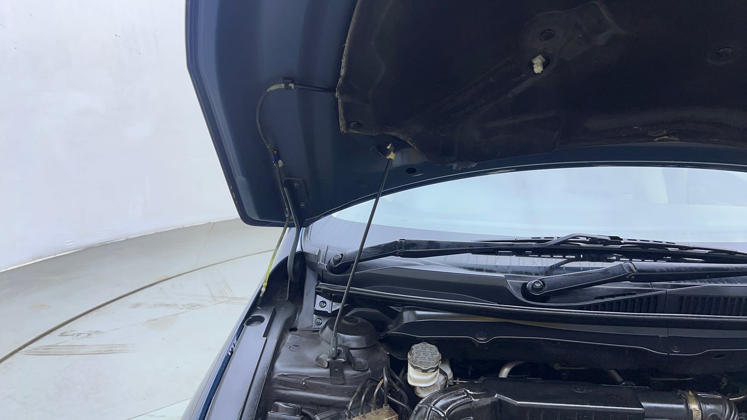 Used 2018 Maruti Suzuki Ciaz Alpha Hybrid 1.5 Petrol Manual engine ENGINE RIGHT SIDE HINGE & APRON VIEW