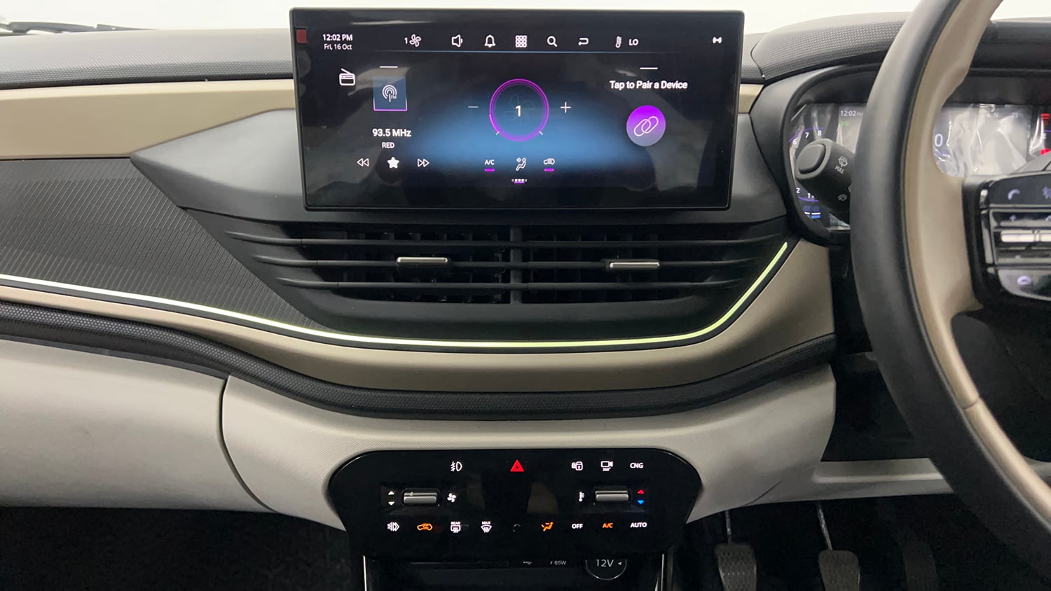 Used 2025 Tata Altroz Accomplished S CNG 5MT Cng Manual interior MUSIC SYSTEM & AC CONTROL VIEW
