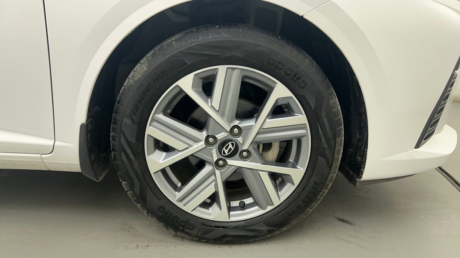 Used 2024 Hyundai Verna SX 1.5 Petrol MT Petrol Manual tyres RIGHT FRONT TYRE RIM VIEW