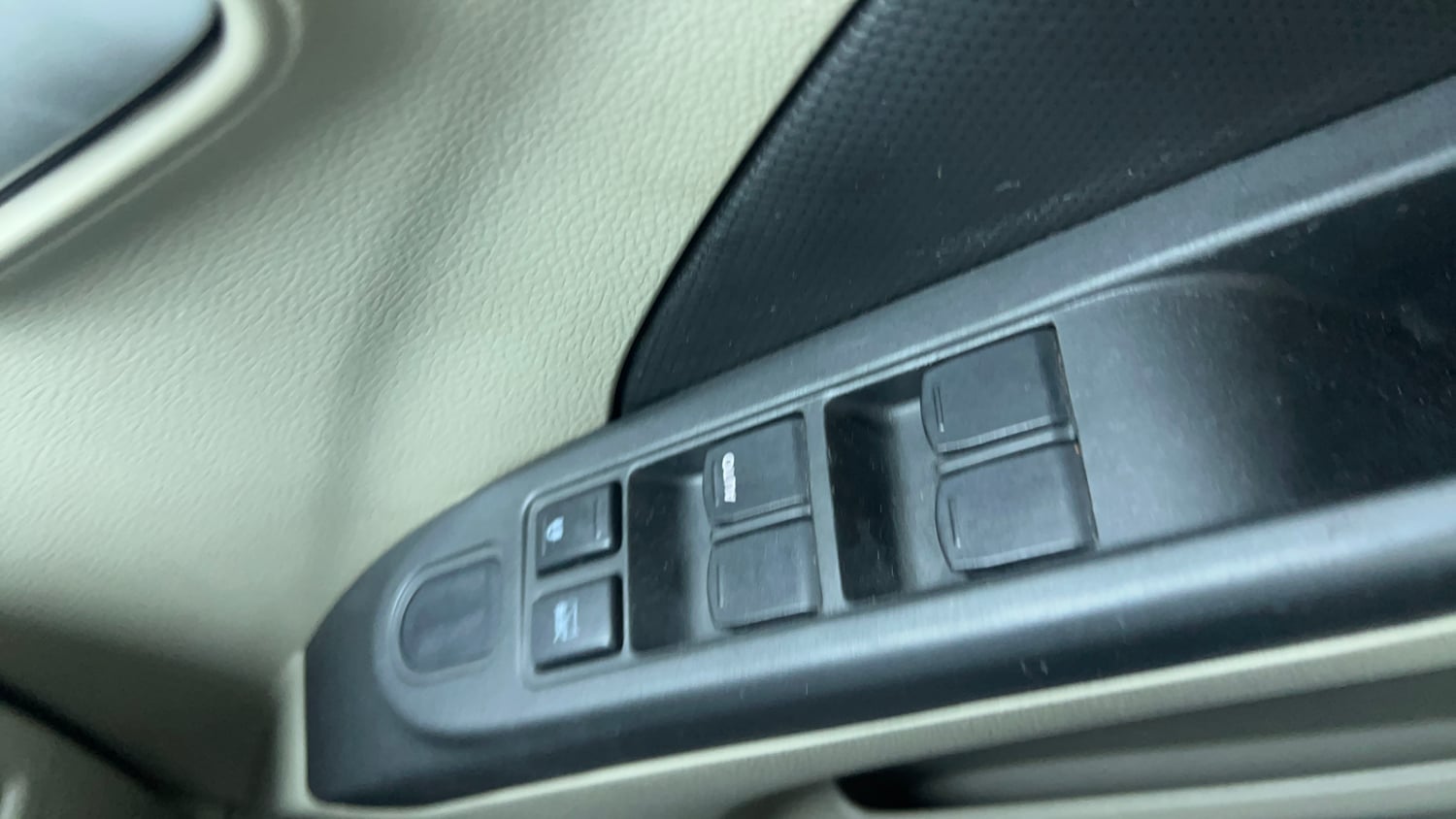 Used 2015 Maruti Suzuki Celerio VXi AMT Petrol Automatic top_features Central locking