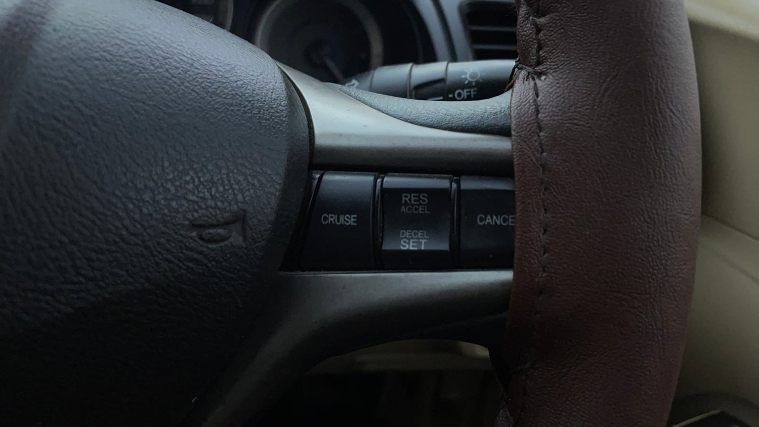 Used 2013 Honda City 1.5 V MT Petrol Manual top_features Cruise control