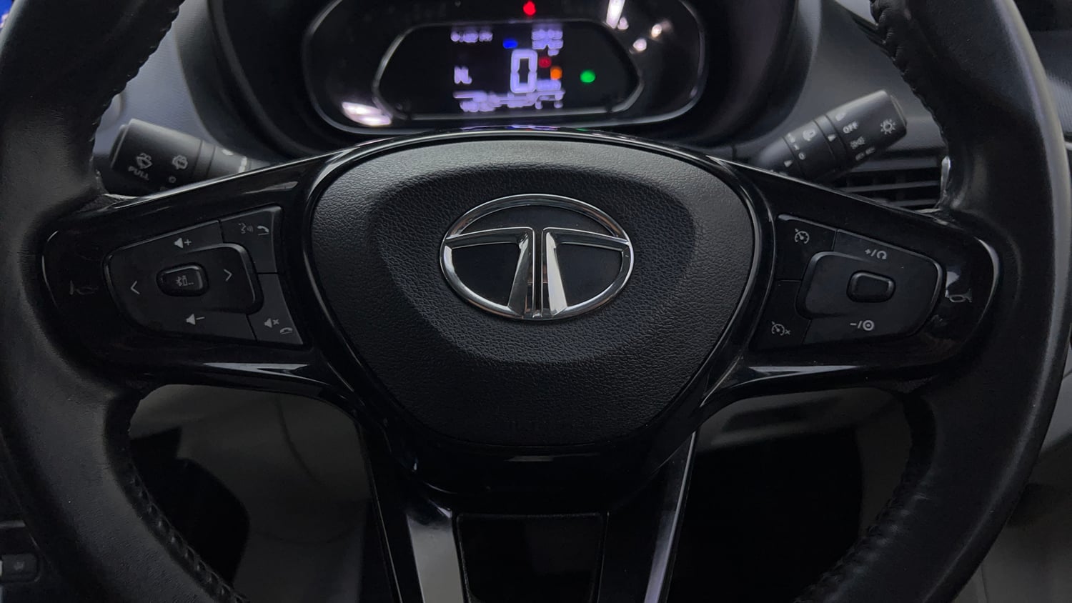 Used 2020 Tata Nexon XZA Plus (O) Dual Tone Petrol Automatic top_features Airbags