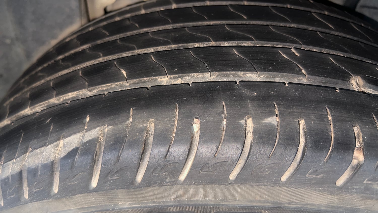 Used 2021 Mahindra XUV 300 1.5 W8 (O) Diesel Manual tyres LEFT REAR TYRE TREAD VIEW