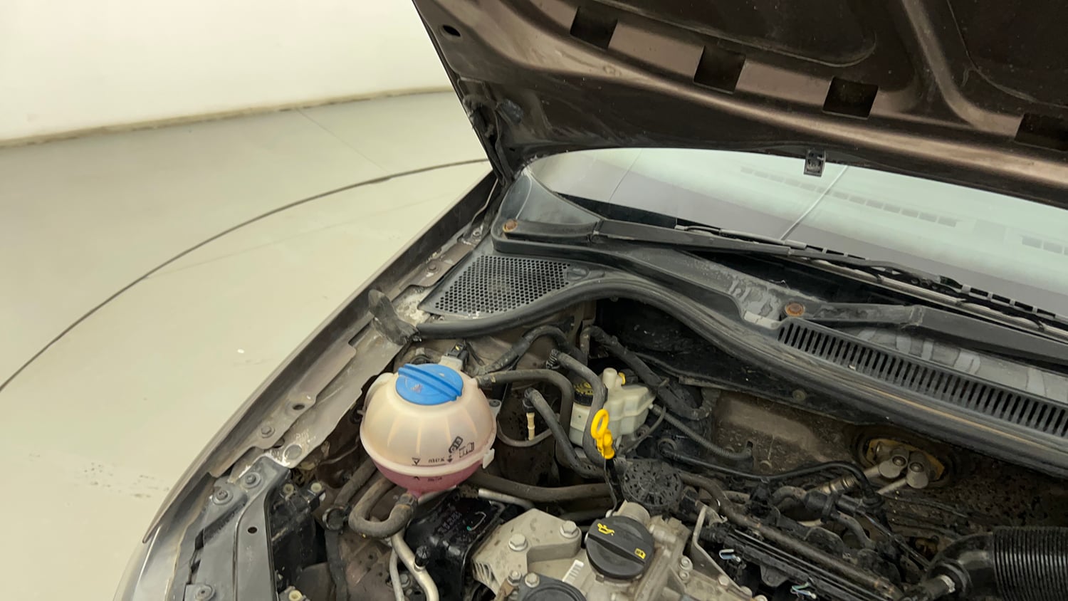 Used 2016 Volkswagen Polo Comfortline 1.2L (P) Petrol Manual engine ENGINE RIGHT SIDE HINGE & APRON VIEW