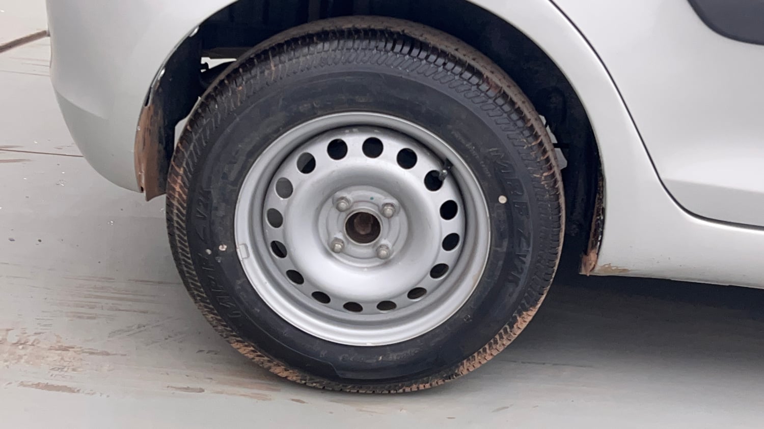 Used 2017 Maruti Suzuki Swift Lxi (O) Petrol Manual tyres RIGHT REAR TYRE RIM VIEW