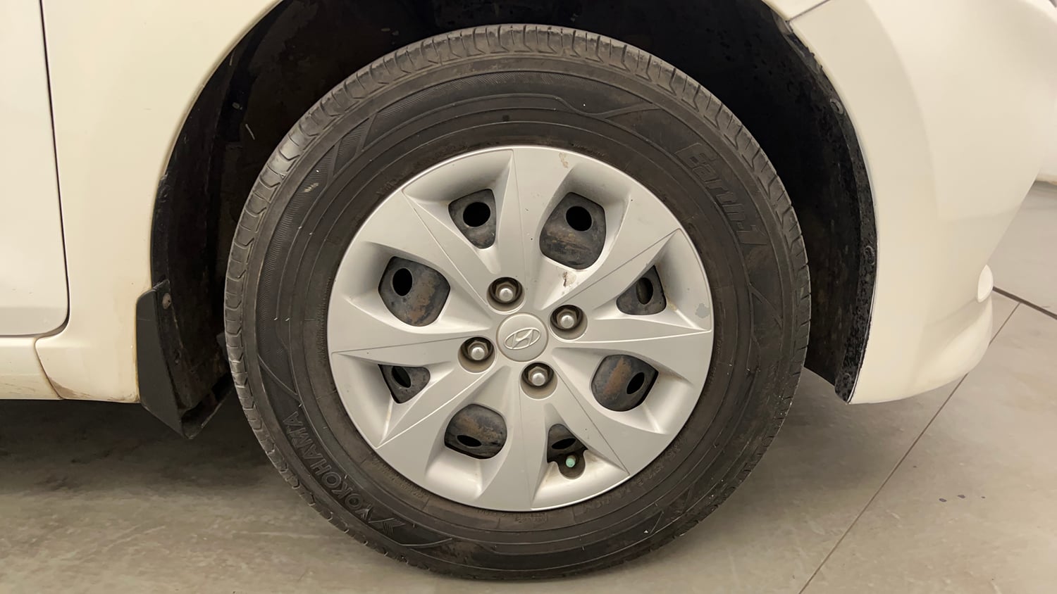 Used 2016 Hyundai Elite i20 Sportz 1.2 Petrol Manual tyres RIGHT FRONT TYRE RIM VIEW