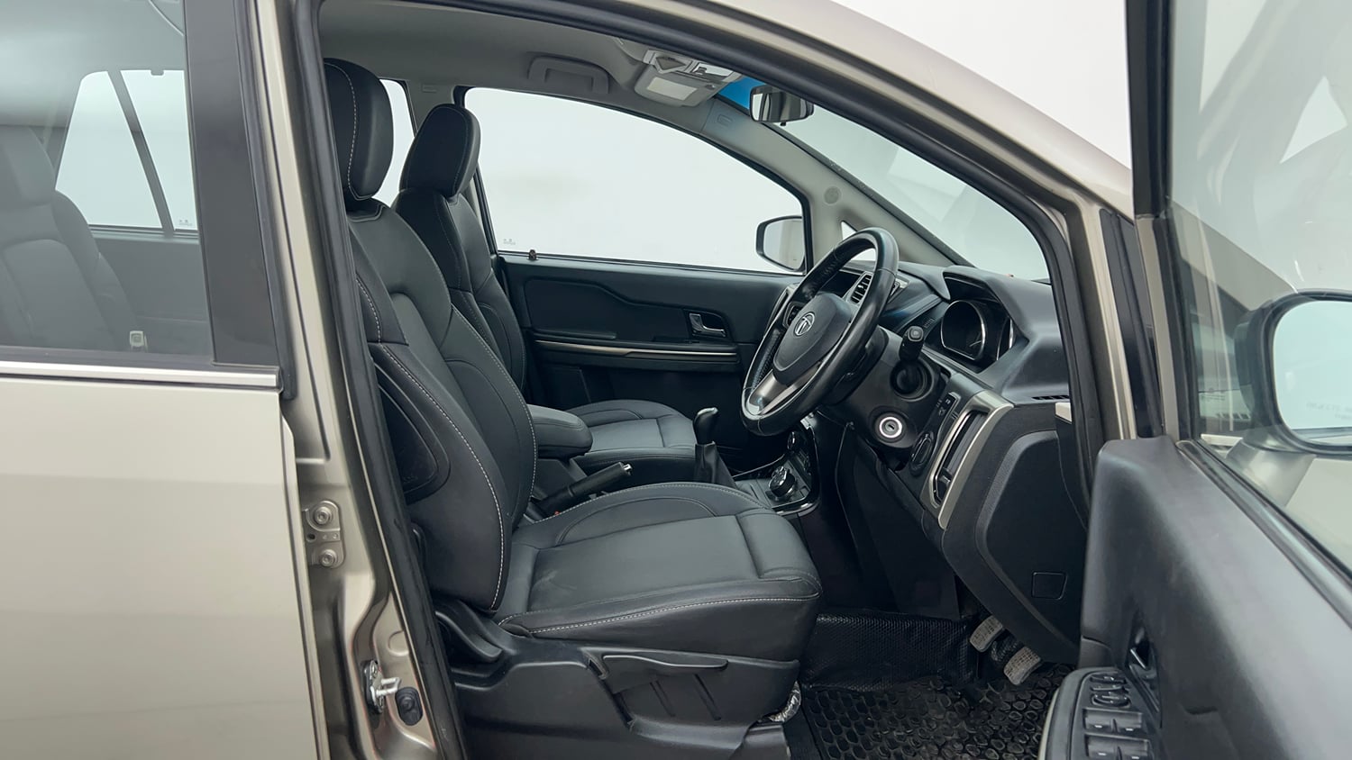 Used 2018 Tata Hexa XT 4x2 7 STR Diesel Manual interior RIGHT SIDE FRONT DOOR CABIN VIEW