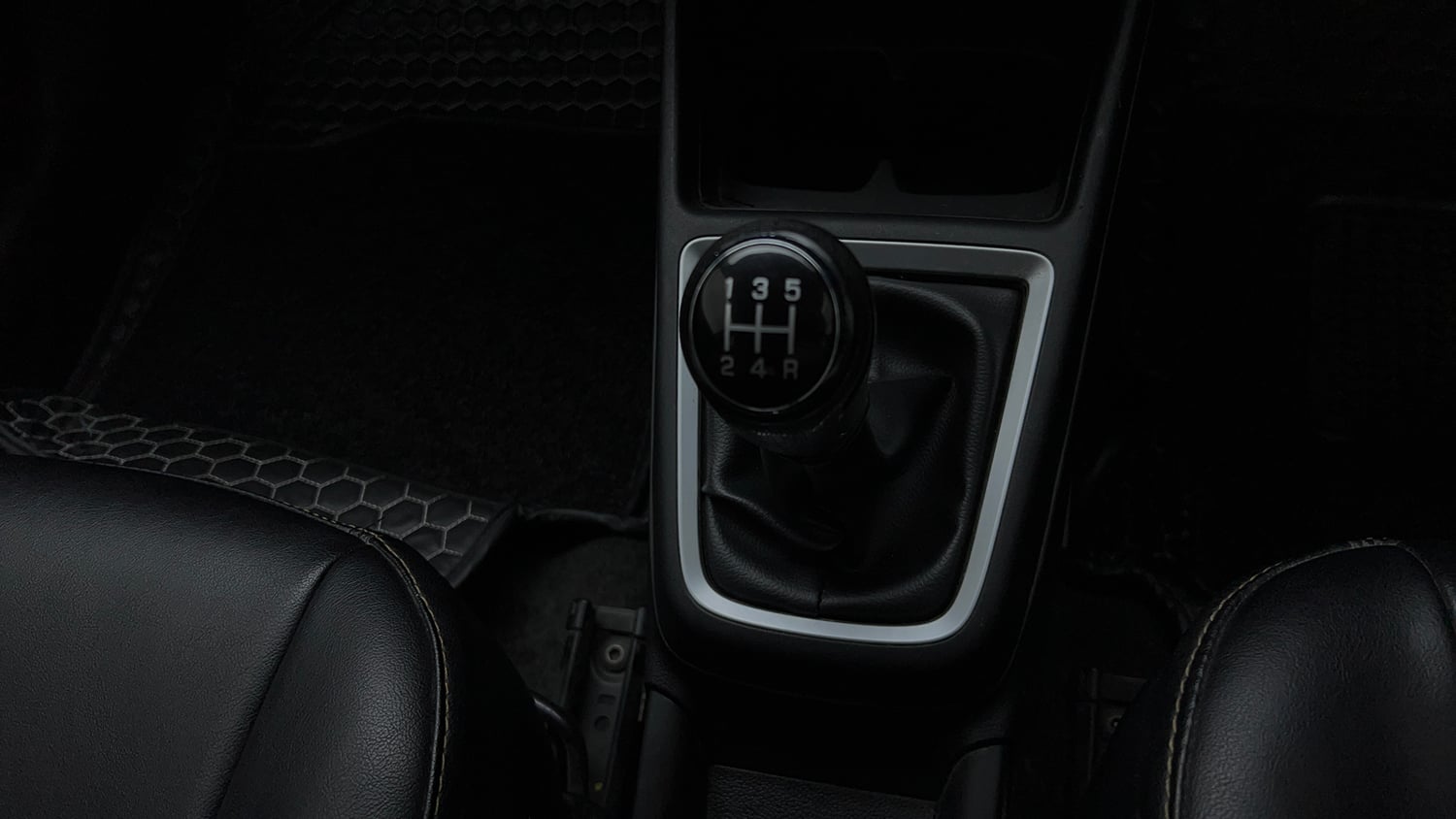 Used 2018 Maruti Suzuki Swift VXi Petrol Manual interior GEAR  KNOB VIEW