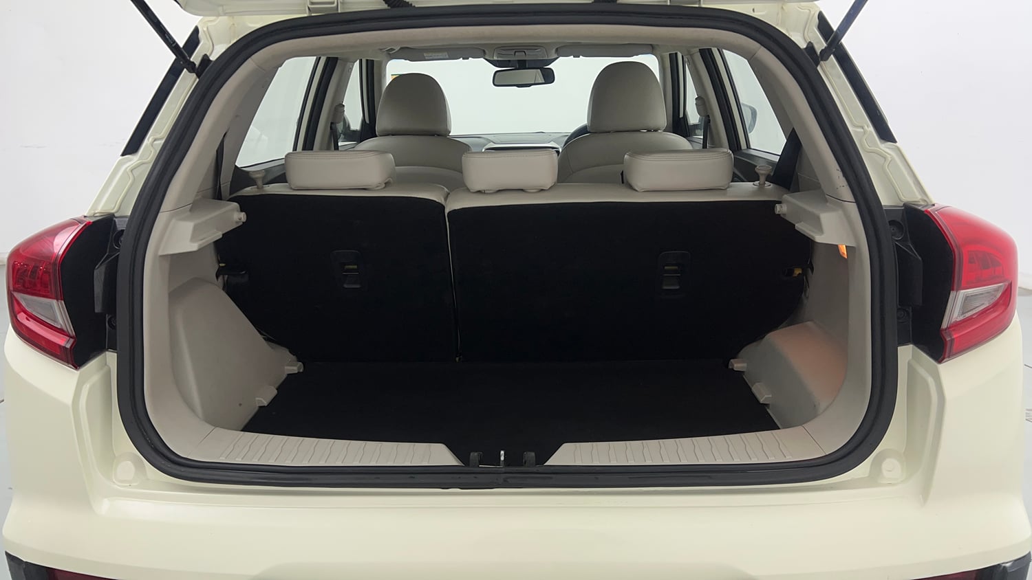 Used 2021 Mahindra XUV 300 1.5 W8 (O) Diesel Manual interior DICKY INSIDE VIEW