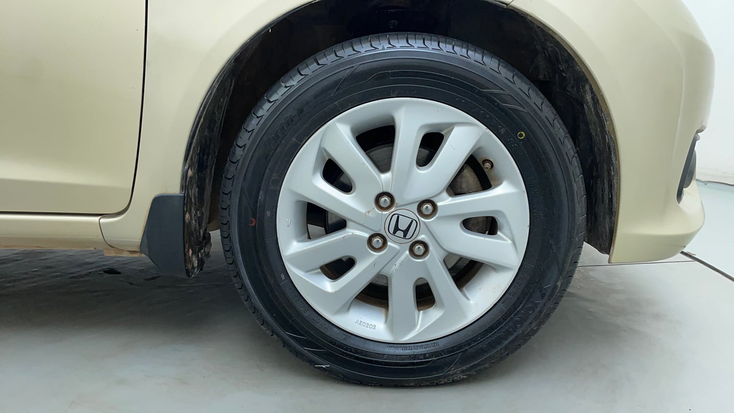 Used 2014 Honda Mobilio V Petrol Petrol Manual tyres RIGHT FRONT TYRE RIM VIEW