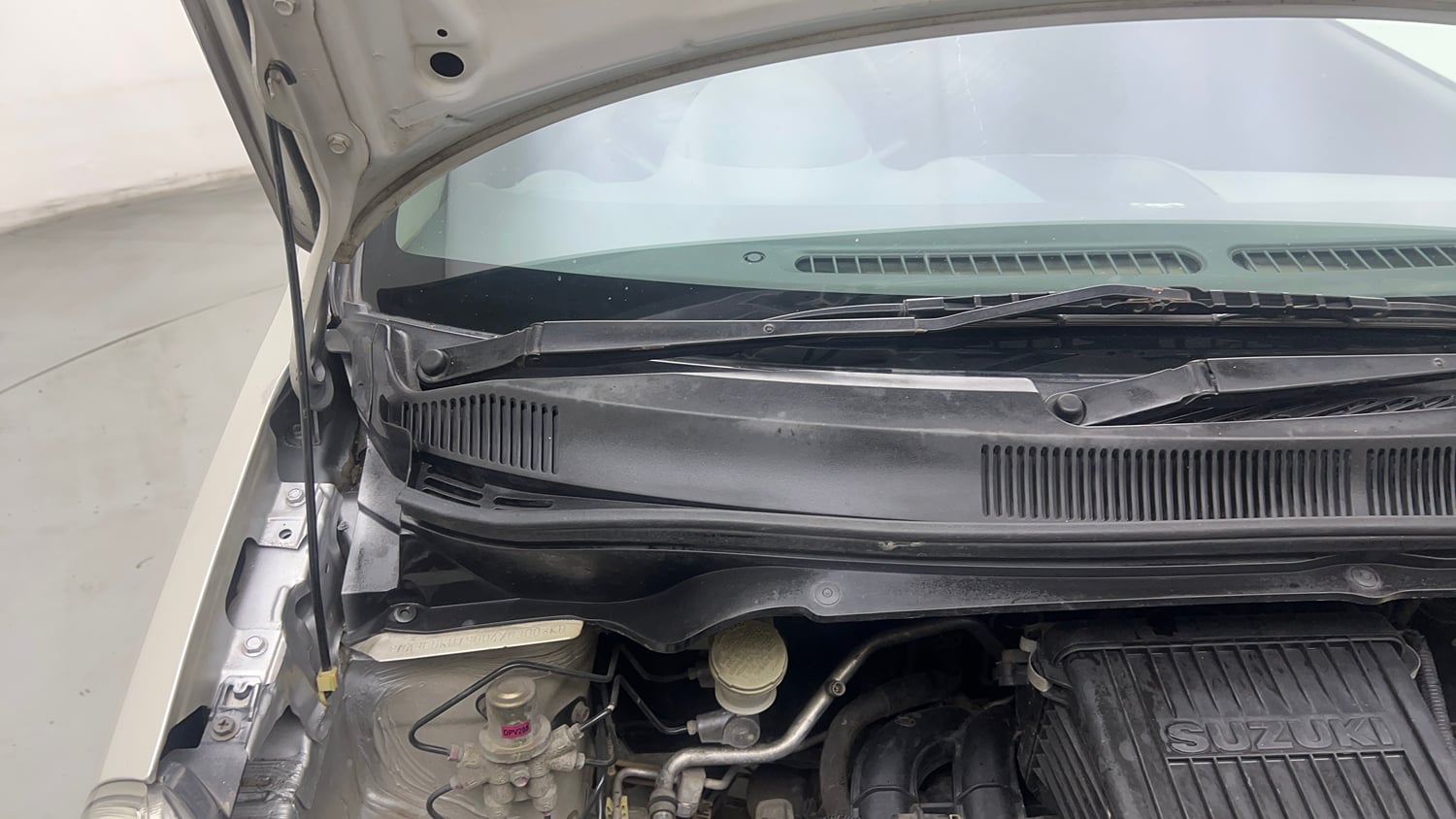 Used 2013 Maruti Suzuki Ritz Lxi BS-IV Petrol Manual engine ENGINE RIGHT SIDE HINGE & APRON VIEW