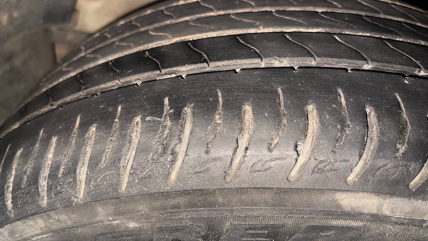 Used 2021 Mahindra XUV 300 1.5 W8 (O) Diesel Manual tyres LEFT FRONT TYRE TREAD VIEW