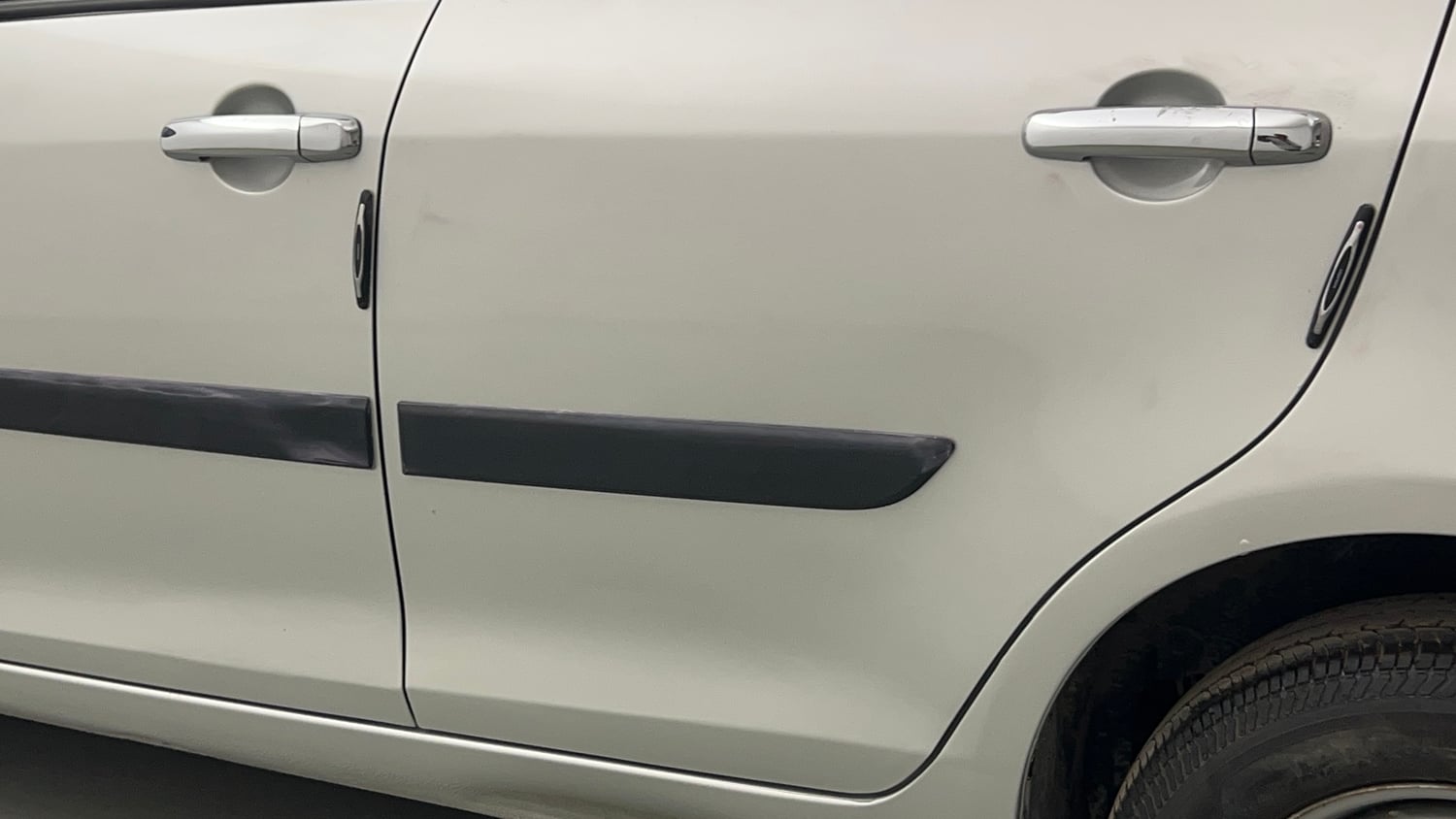 Used 2017 Maruti Suzuki Swift Lxi (O) Petrol Manual dents MINOR SCRATCH