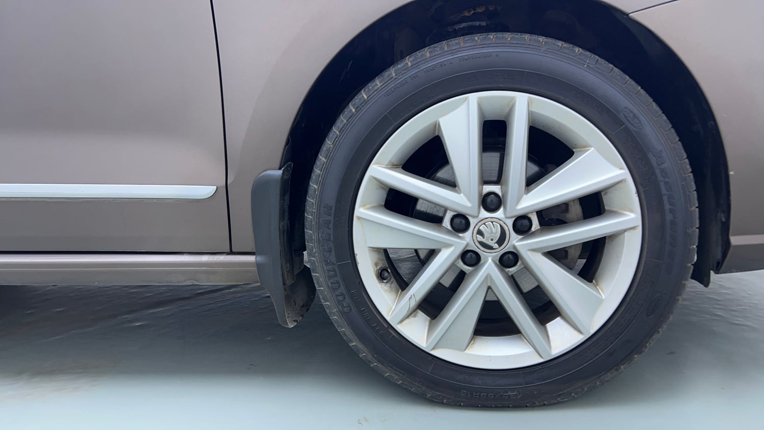 Used 2021 Skoda Rapid Style AT Petrol Automatic tyres RIGHT FRONT TYRE RIM VIEW