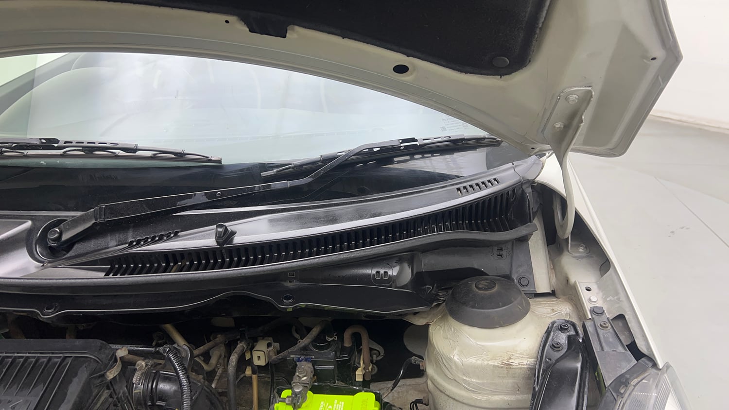 Used 2017 Maruti Suzuki Swift Dzire VXI Petrol Manual engine ENGINE LEFT SIDE HINGE & APRON VIEW