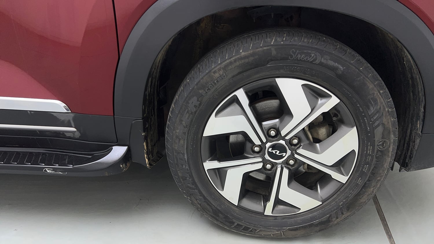 Used 2023 Kia Sonet HTX 1.0 iMT Petrol Manual tyres RIGHT FRONT TYRE RIM VIEW