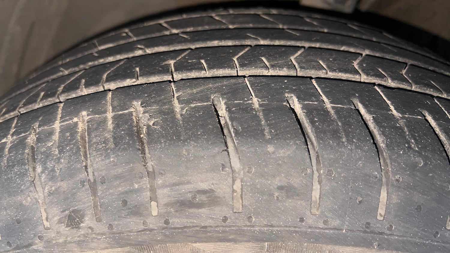 Used 2024 Hyundai Verna SX (O) 1.5 Turbo Petrol DCT Petrol Automatic tyres LEFT FRONT TYRE TREAD VIEW