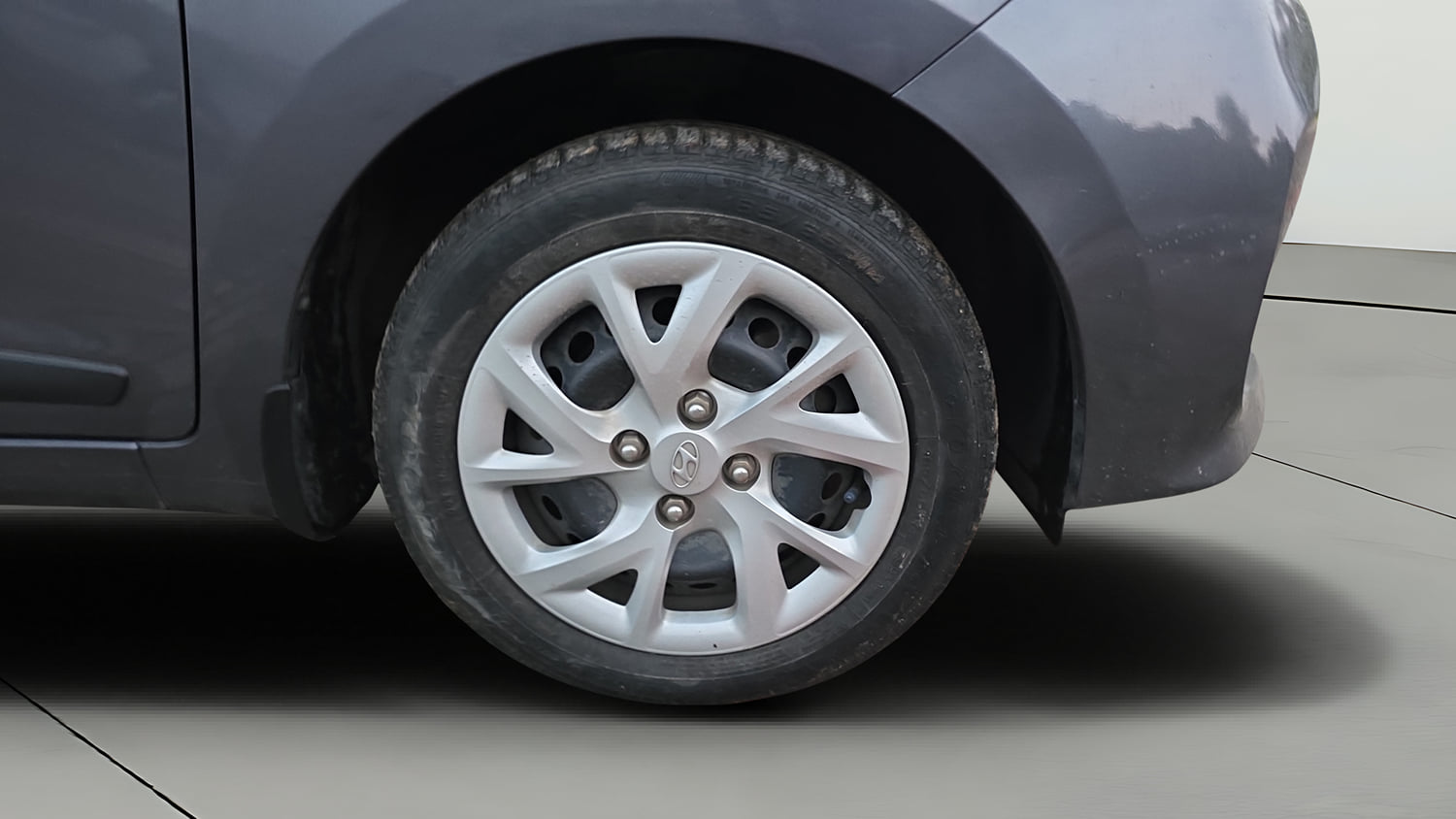 Used 2018 Hyundai Grand i10 Sportz (O) 1.2 Kappa VTVT Petrol Manual tyres RIGHT FRONT TYRE RIM VIEW