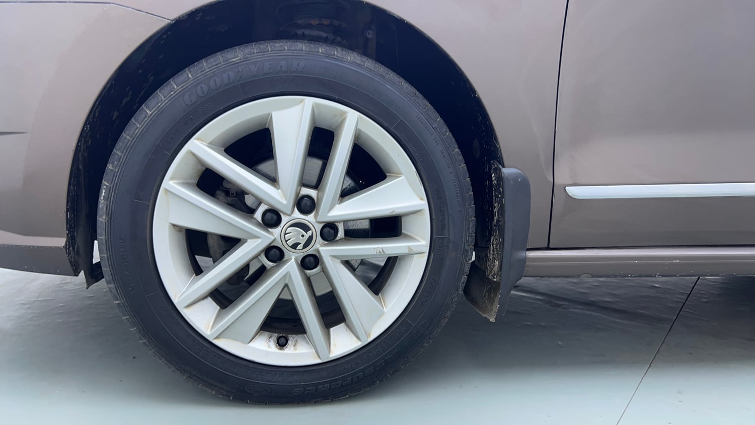 Used 2021 Skoda Rapid Style AT Petrol Automatic tyres LEFT FRONT TYRE RIM VIEW