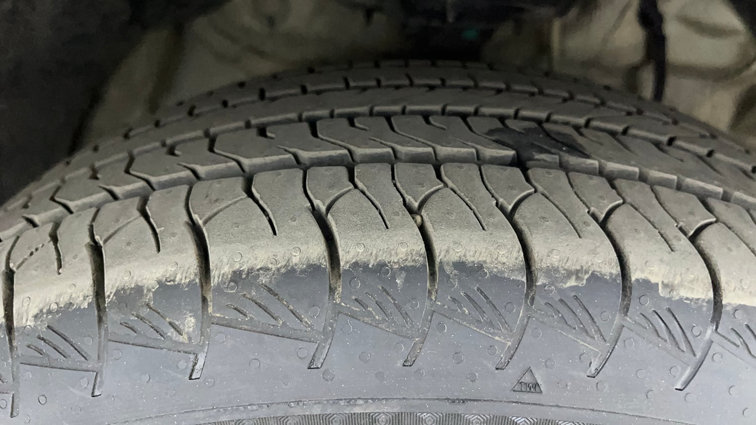 Used 2021 Mahindra XUV 300 W8 (O) 1.5 Diesel AMT Diesel Automatic tyres RIGHT FRONT TYRE TREAD VIEW