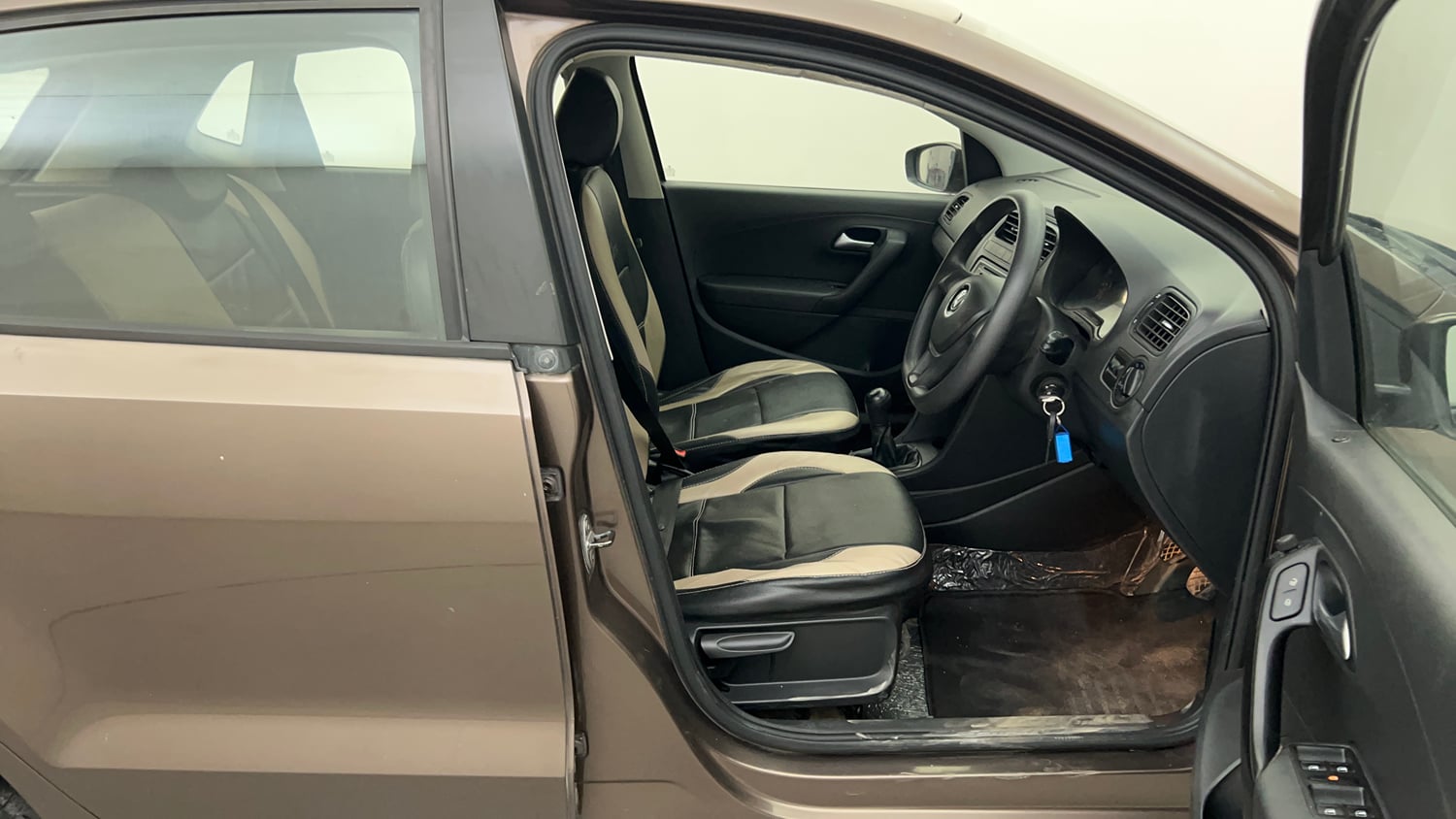 Used 2016 Volkswagen Polo Comfortline 1.2L (P) Petrol Manual interior RIGHT SIDE FRONT DOOR CABIN VIEW