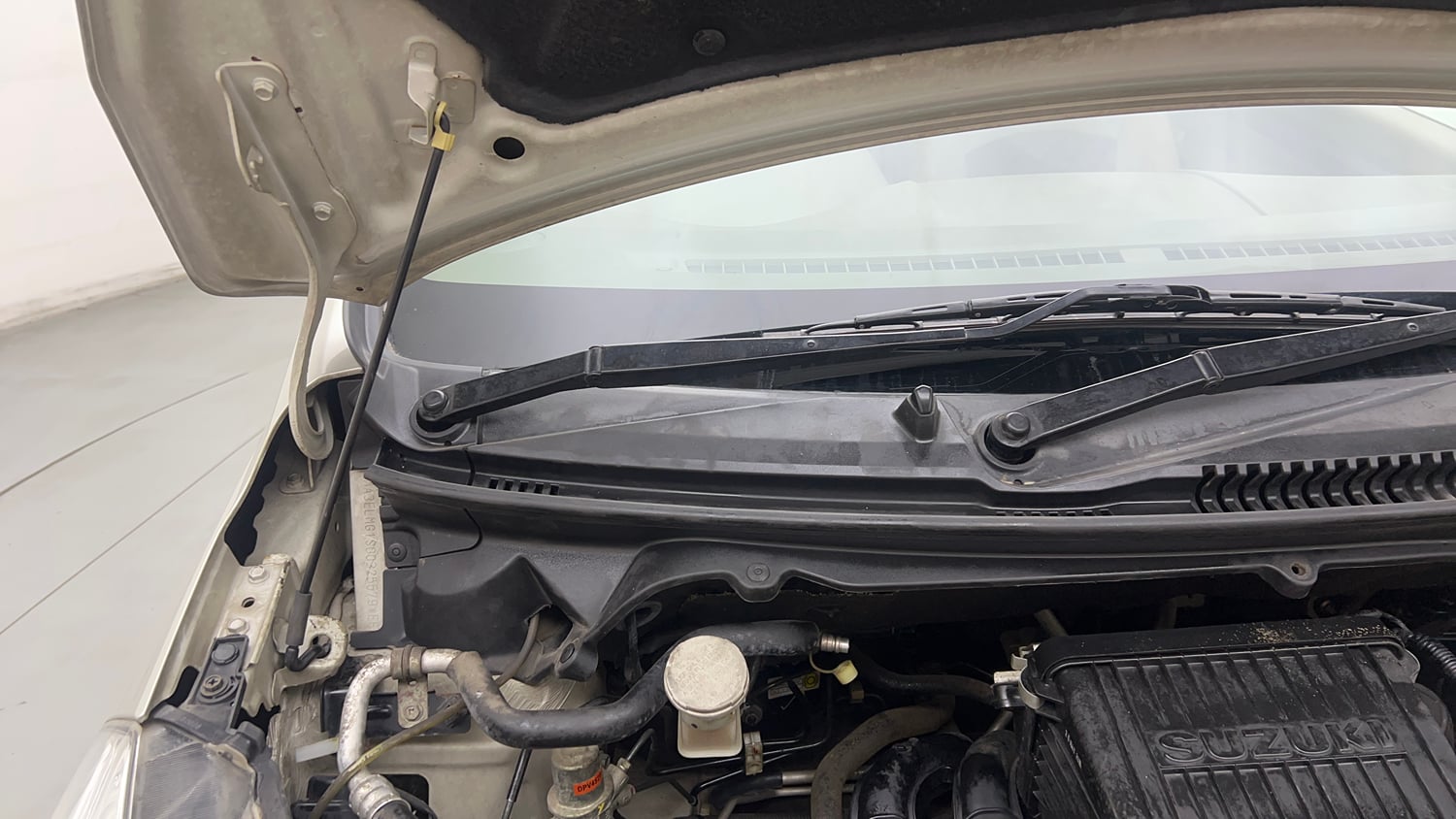 Used 2015 Maruti Suzuki Ertiga Vxi Petrol Manual engine ENGINE RIGHT SIDE HINGE & APRON VIEW