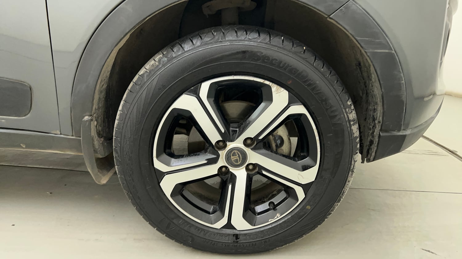 Used 2022 Tata Nexon XZA Plus Diesel Diesel Automatic tyres RIGHT FRONT TYRE RIM VIEW