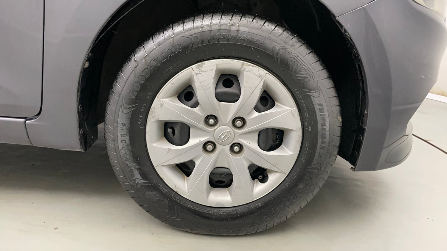 Used 2017 Hyundai Elite i20 Sportz 1.2 Petrol Manual tyres RIGHT FRONT TYRE RIM VIEW