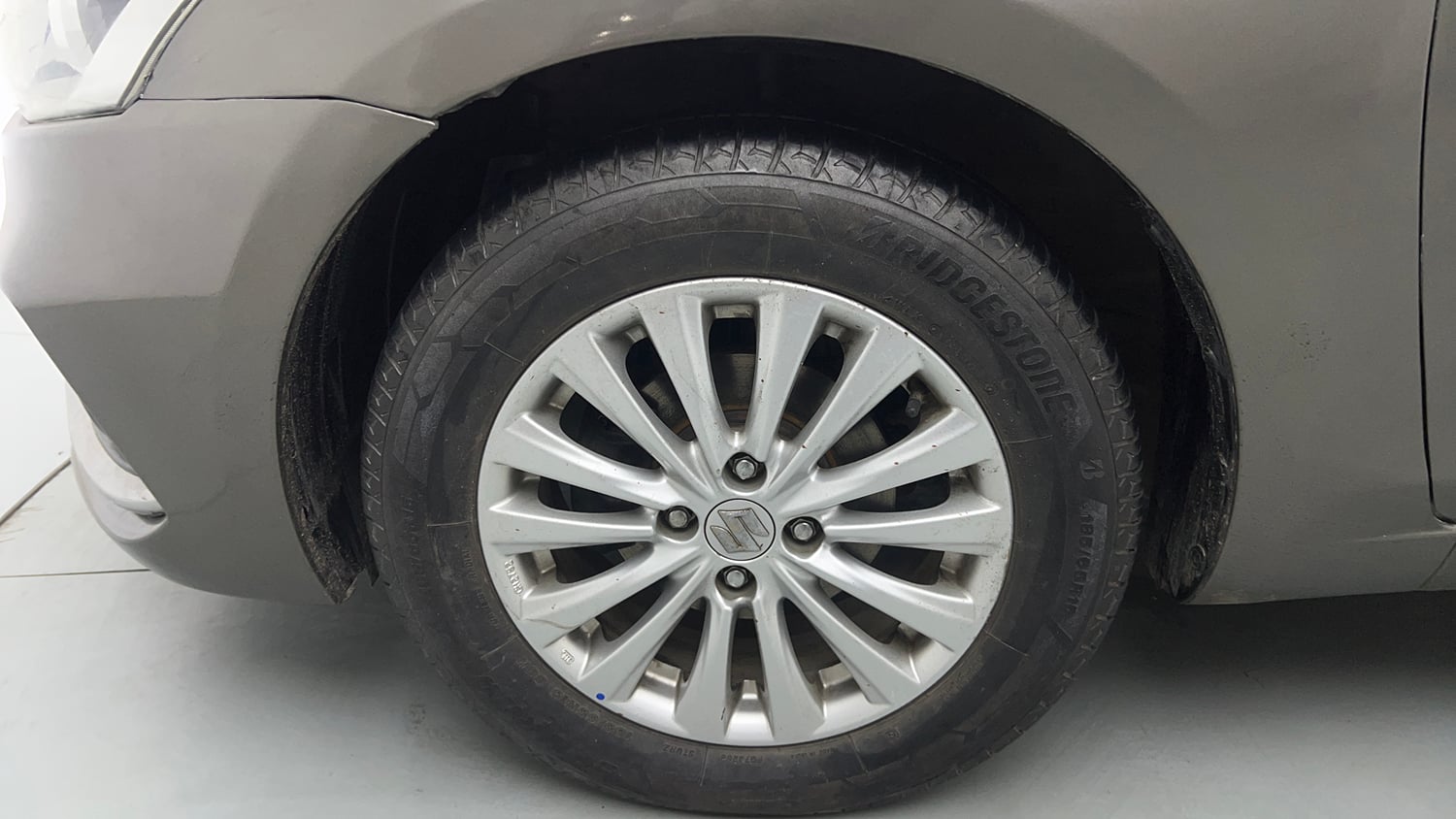Used 2020 Maruti Suzuki Ciaz Delta Hybrid 1.5 AT Petrol Automatic tyres LEFT FRONT TYRE RIM VIEW