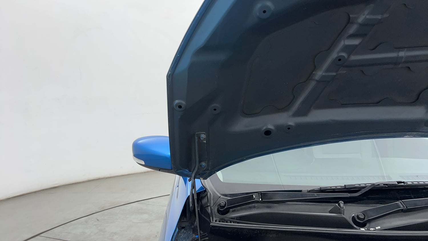 Used 2015 Maruti Suzuki Celerio ZXi Opt Petrol Manual engine ENGINE RIGHT SIDE HINGE & APRON VIEW