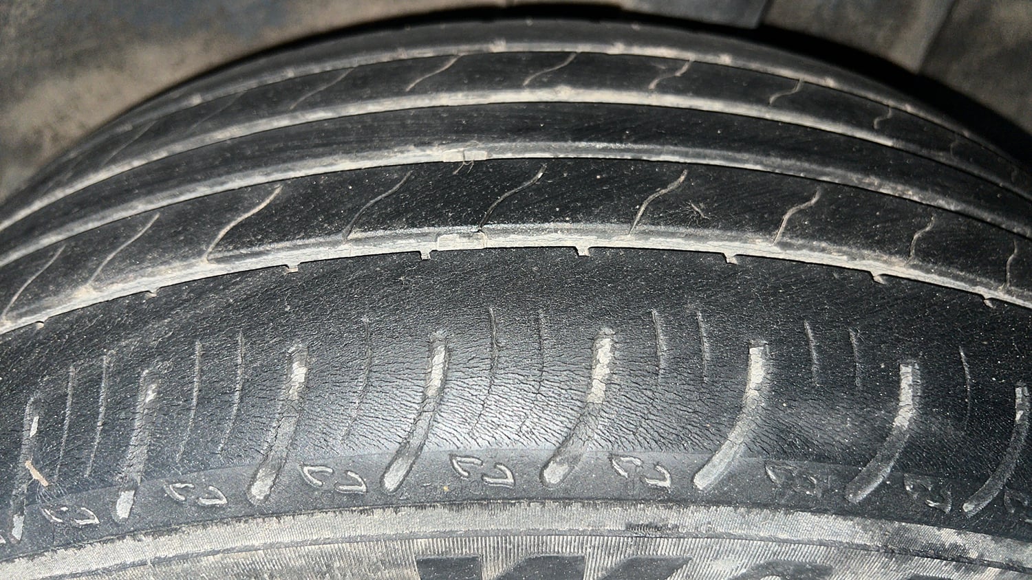 Used 2021 Renault Kiger RXT MT Petrol Manual tyres LEFT REAR TYRE TREAD VIEW