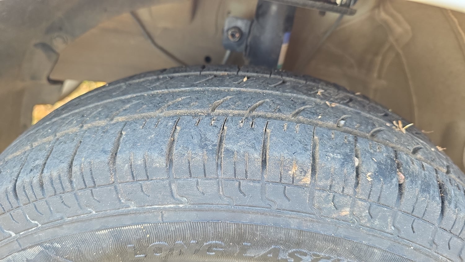 Used 2021 Maruti Suzuki Swift VXi Petrol Manual tyres LEFT FRONT TYRE TREAD VIEW