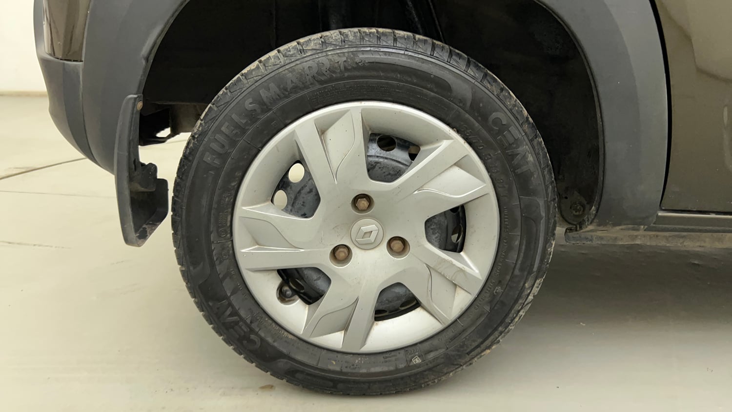Used 2020 Renault Kwid RXT 1.0 Opt Petrol Manual tyres RIGHT REAR TYRE RIM VIEW