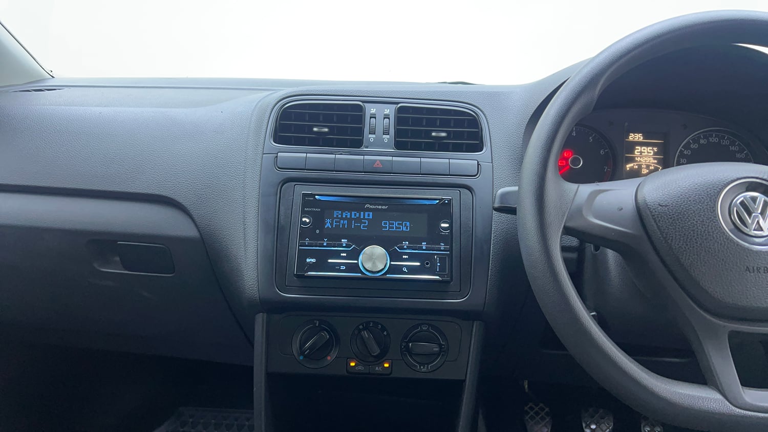 Used 2017 Volkswagen Ameo Trendline 1.2L (P) Petrol Manual interior MUSIC SYSTEM & AC CONTROL VIEW