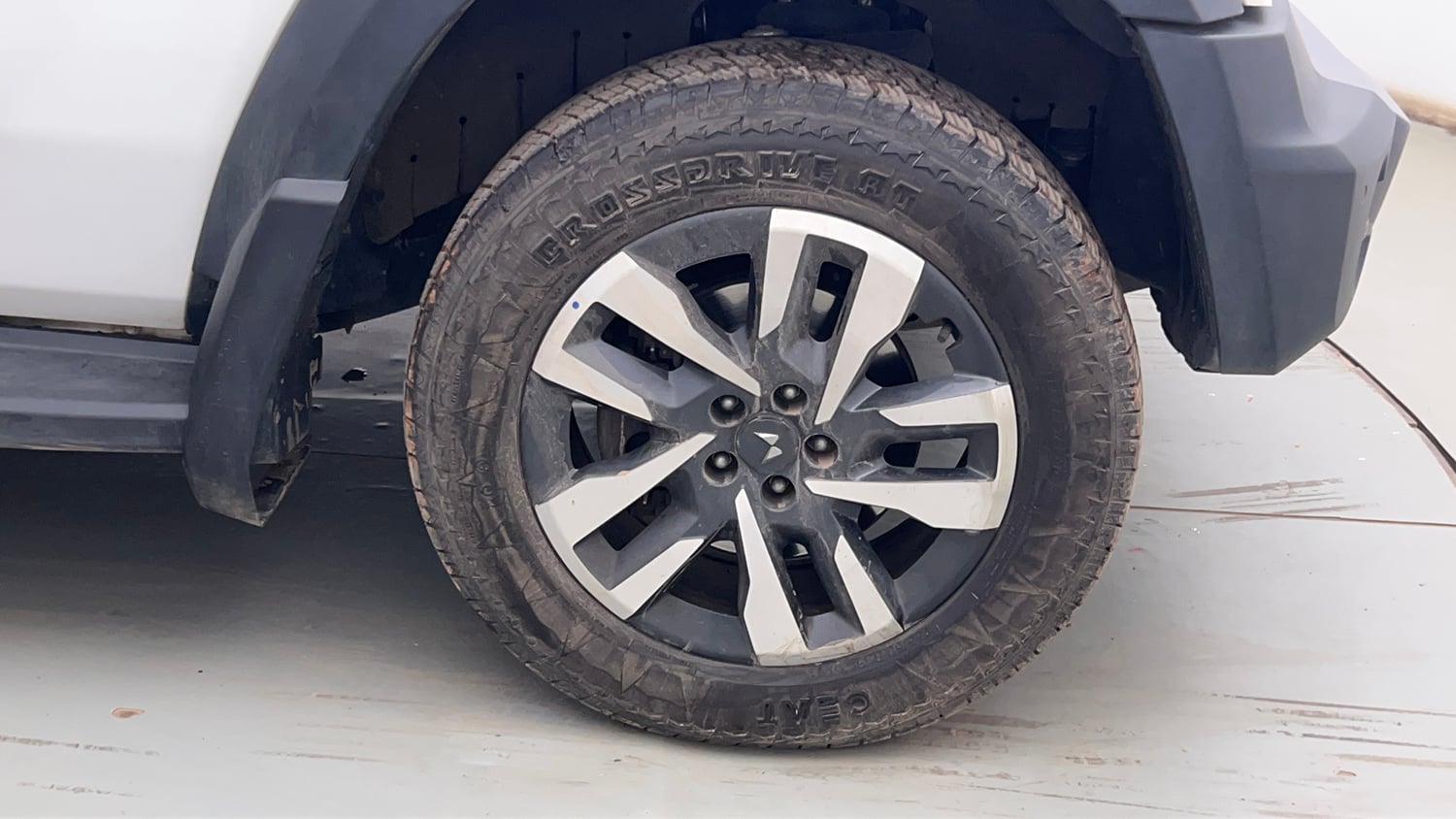 Used 2025 Mahindra Thar Roxx AX7 L Diesel AT 4WD Diesel Automatic tyres RIGHT FRONT TYRE RIM VIEW